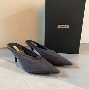 *NEW IN BOX* YEEZY Size 7 Mule Pumps Charcoal